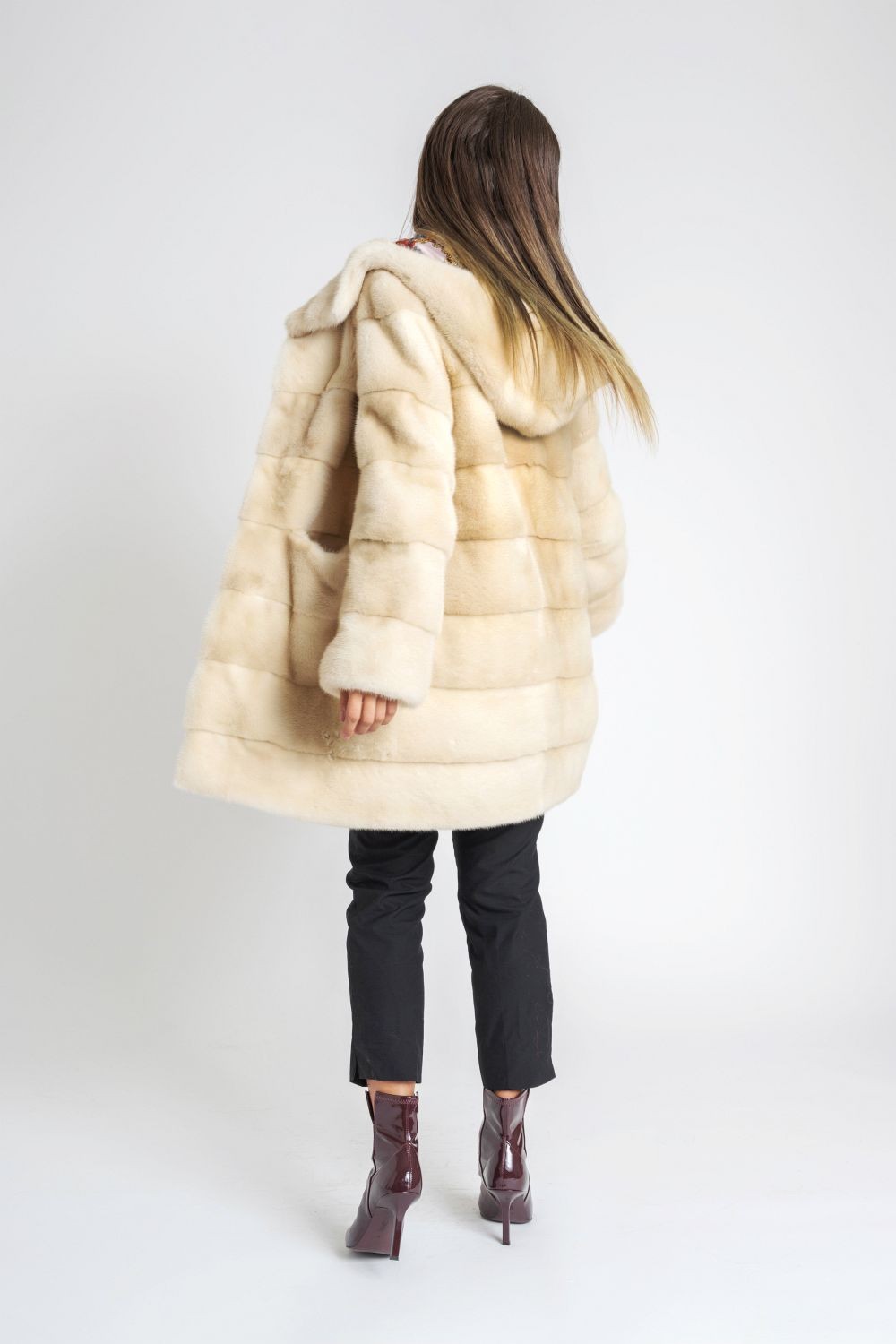 Scandinavian palomino mink fur - Pellicceria Serra Scandinavian palomino mink fur - Pellicceria Serra