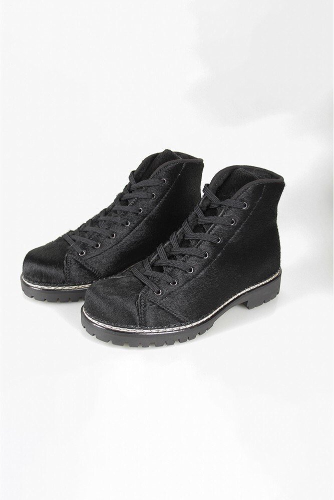 pony shoes black