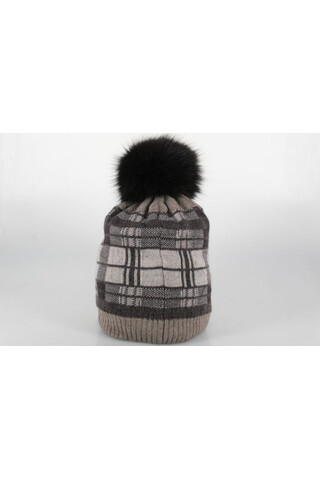 Woolen hat with pompom in...