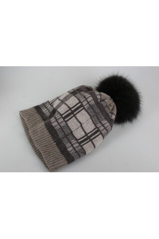 Woolen hat with pompom in...