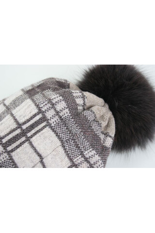 Woolen hat with pompom in...